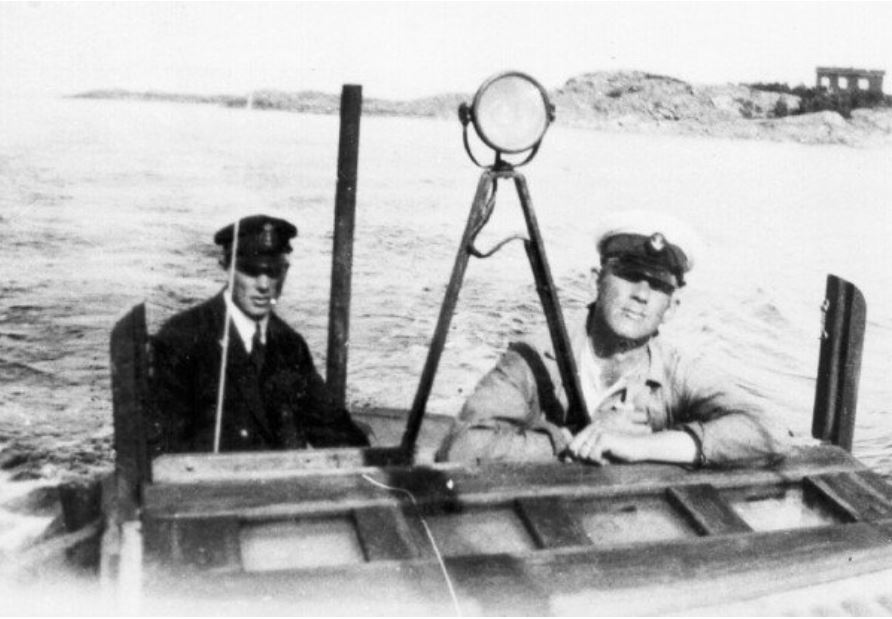 Svartvitt foto på två män i en lotsbåt