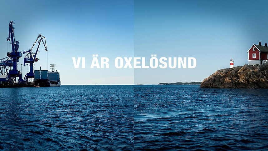 En industrihamn och en röd stuga på varsin sida om hav och texten VI ÄR OXELÖSUND.